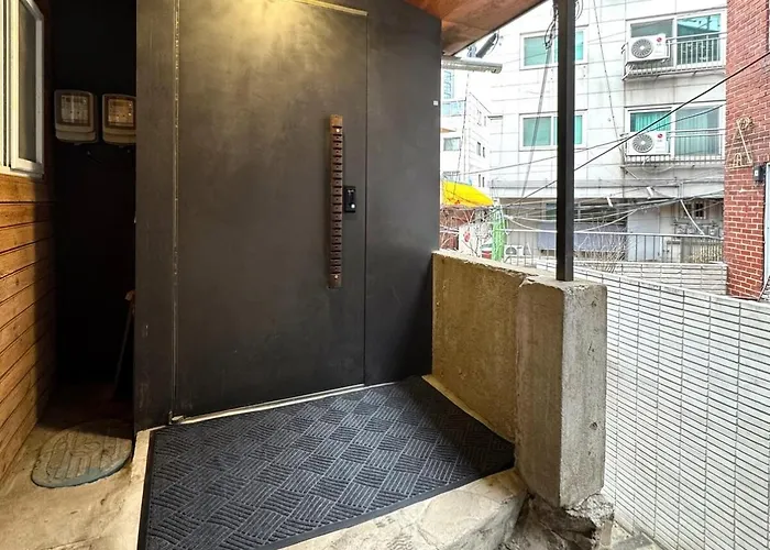 Modern Heritage Stay, Namsan, Station Apartment